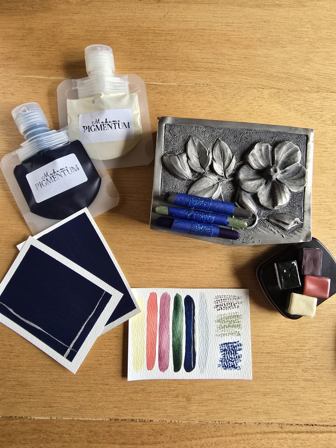 contenu Boîte ancienne sculptée - Époque Art Nouveau - Garnie de gouache, aquarelles et pastels secs