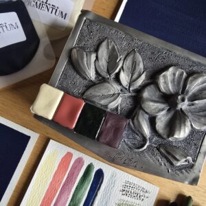 Boîte ancienne sculptée de fleurs – Aquarelles artisanales, gouaches et pastels secs