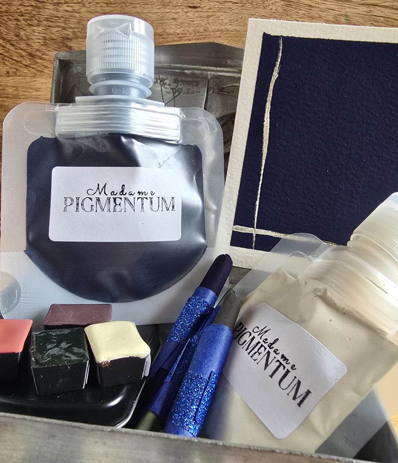 contenu Boîte ancienne sculptée - Époque Art Nouveau - Garnie de gouache, aquarelles et pastels secs