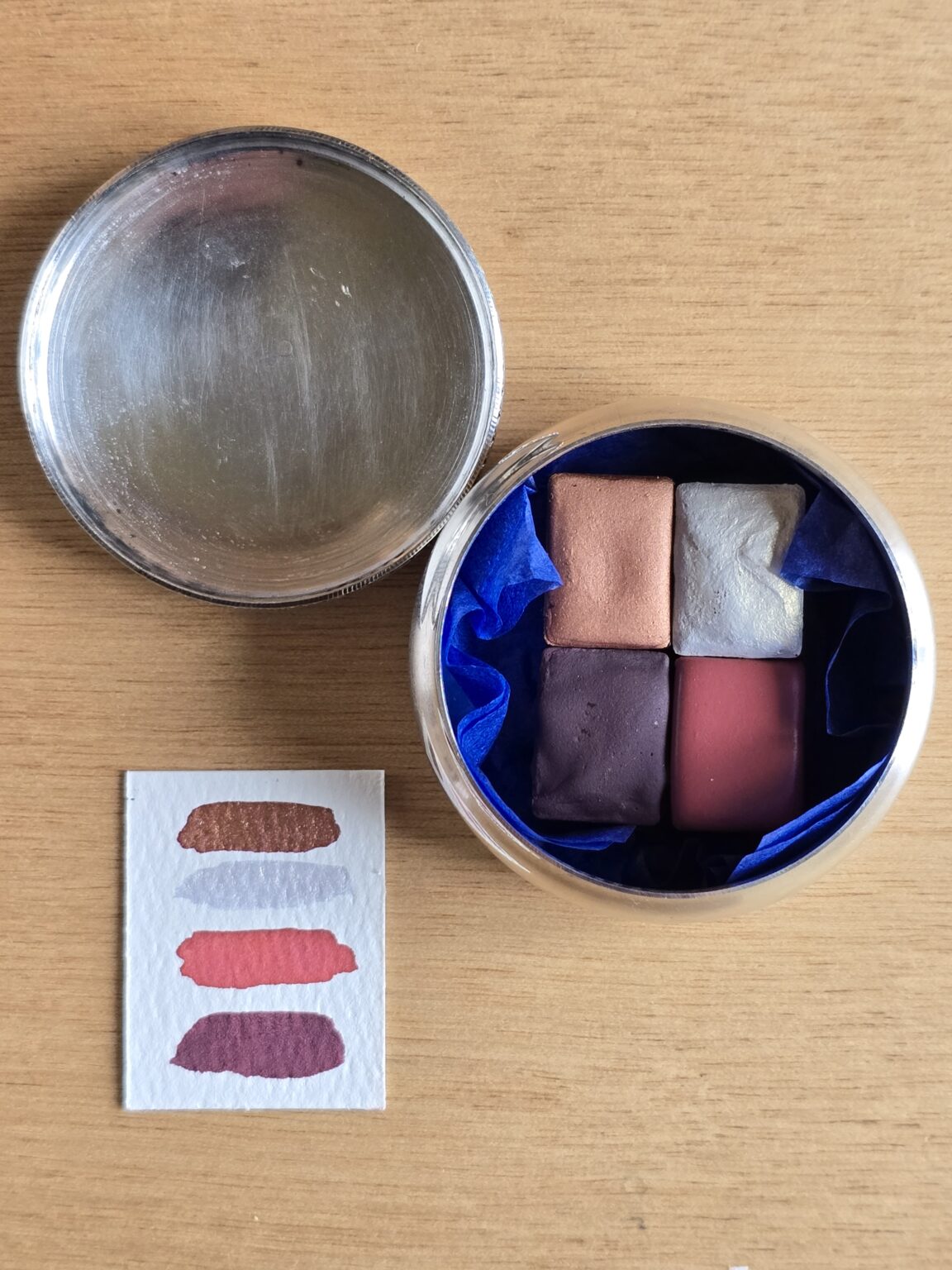 Petite boîte ronde – Argent métallisé – Aquarelles scintillantes