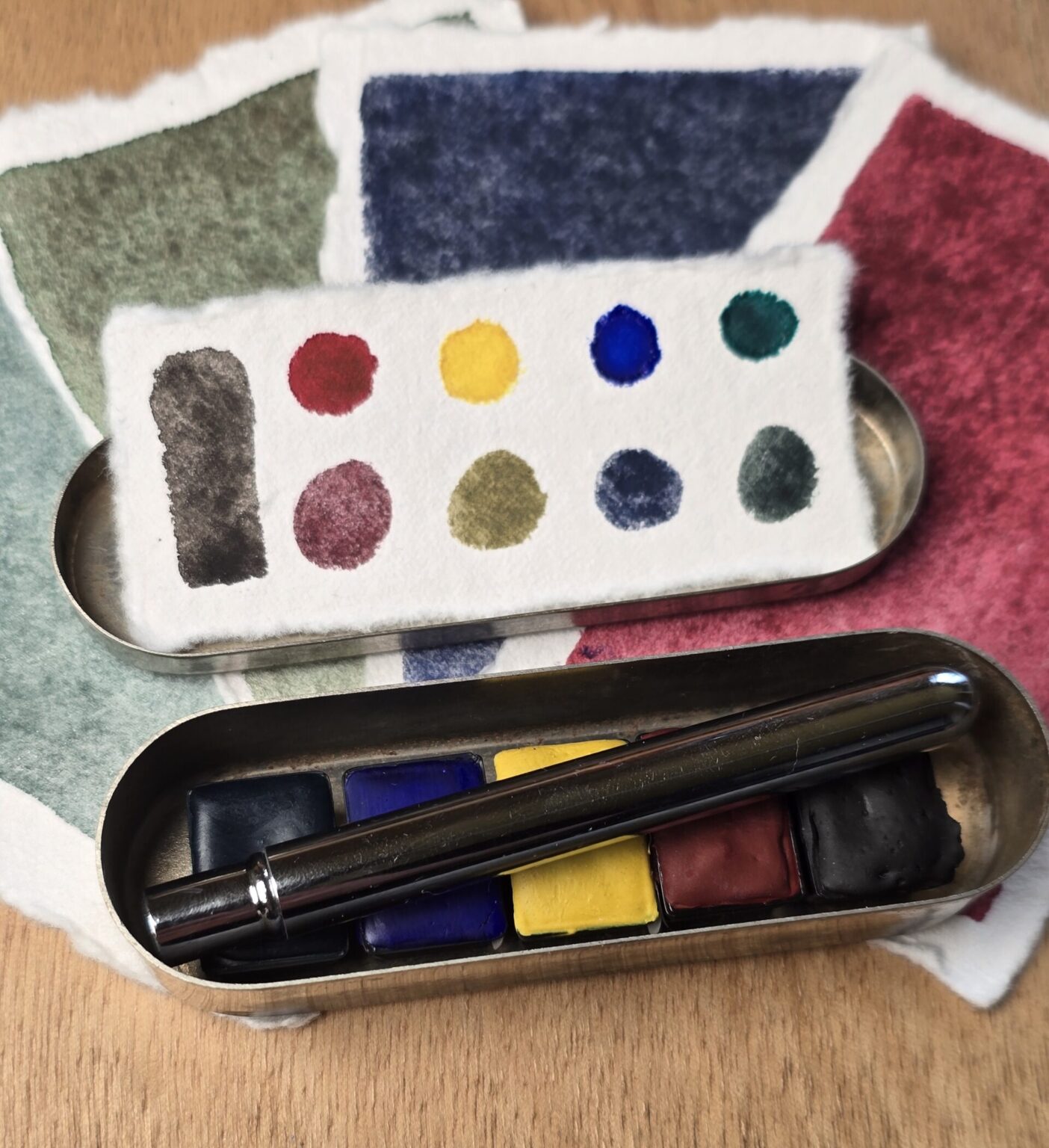 palette-aquarelle-nomade-boite-metal-infirmiere