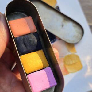 Palette de 4 aquarelles artisanales faites main dans une ancienne mini boîte d'infirmerie
