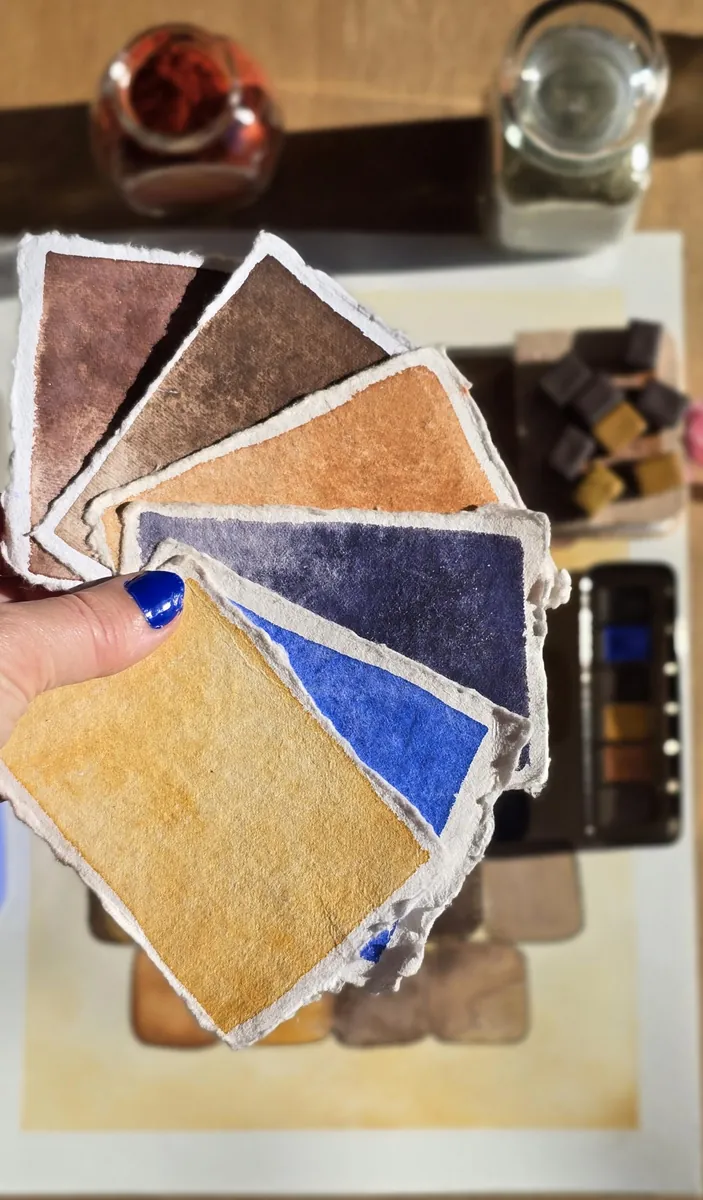 Nuancier des 6 aquarelles artisanales de la boîte, ocres, terres, Bleu Azur et Myrtille Frappée