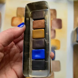 Ancienne boîte d'infirmière en métal chromé et ses 6 aquarelles artisanales d'ocres et de bleus, Madame Pigmentum