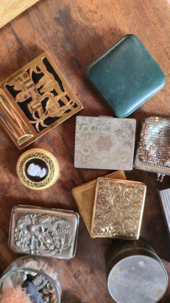 Boîtes anciennes et poudriers chinés pour devenir des palettes d'aquarelle