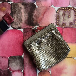 Ancien porte-monnaie en maille métallique posé sur un nuancier d'aquarelles roses peint à la main – Madame Pigmentum