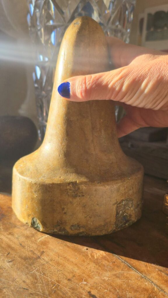 Molette de broyage ancienne en pierre, pour broyer les pigments d'aquarelle